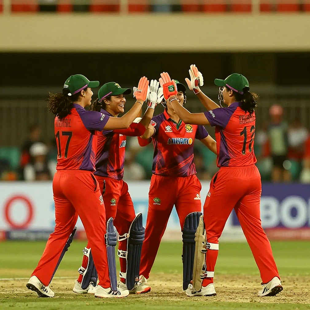 A Two-Spinner Gamble Without Rabada: Nortje Carries the New Ball in Durban
