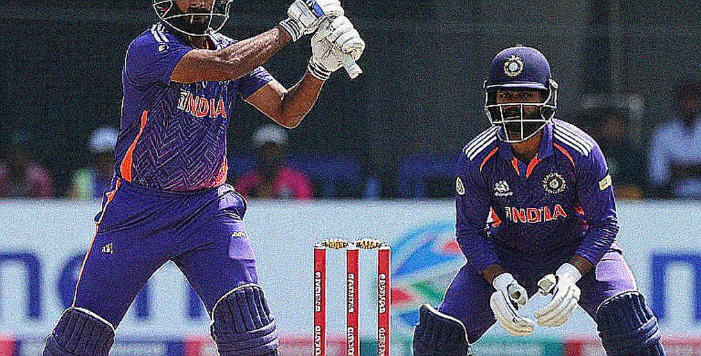 প্রথম বলেই ছক্কা, অভিষেকের বিশ্বরেকর্ড — কিন্তু ২২৬ তাড়ার গল্পটা 'সহজ' ছিল না