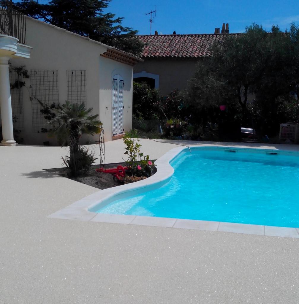 Plage de piscine beige